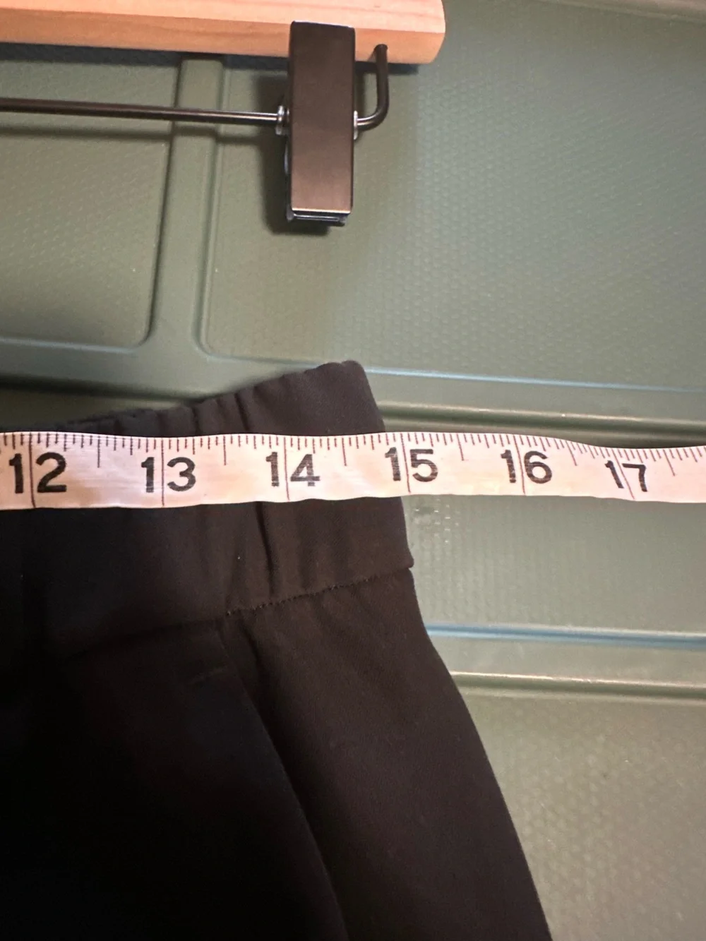 Lululemon On The Fly Crop *Woven 23"
Black W6AVMS size 6 - Picture 3 of 7